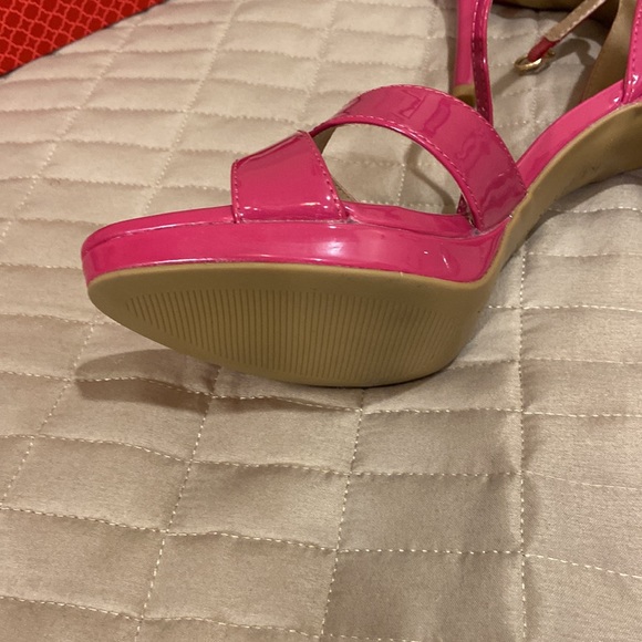 Kelly & Katie pink synthetic sandal. - Picture 10 of 16